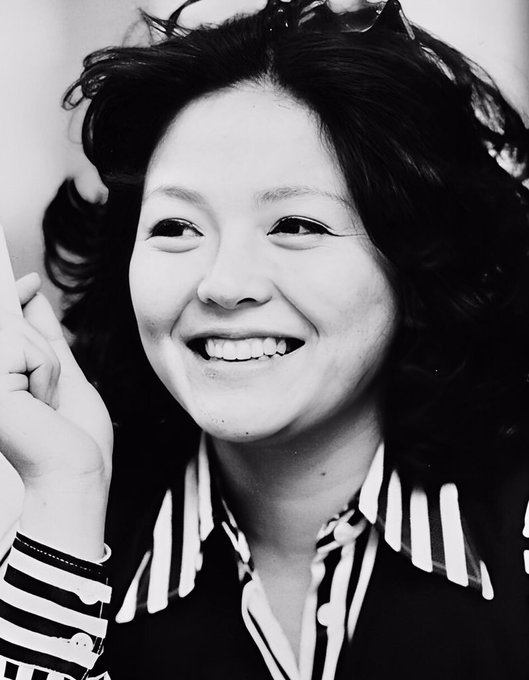 1961年（左）、1962年（右）、歌手の斎藤チヤ子。元々は女優だがギター
