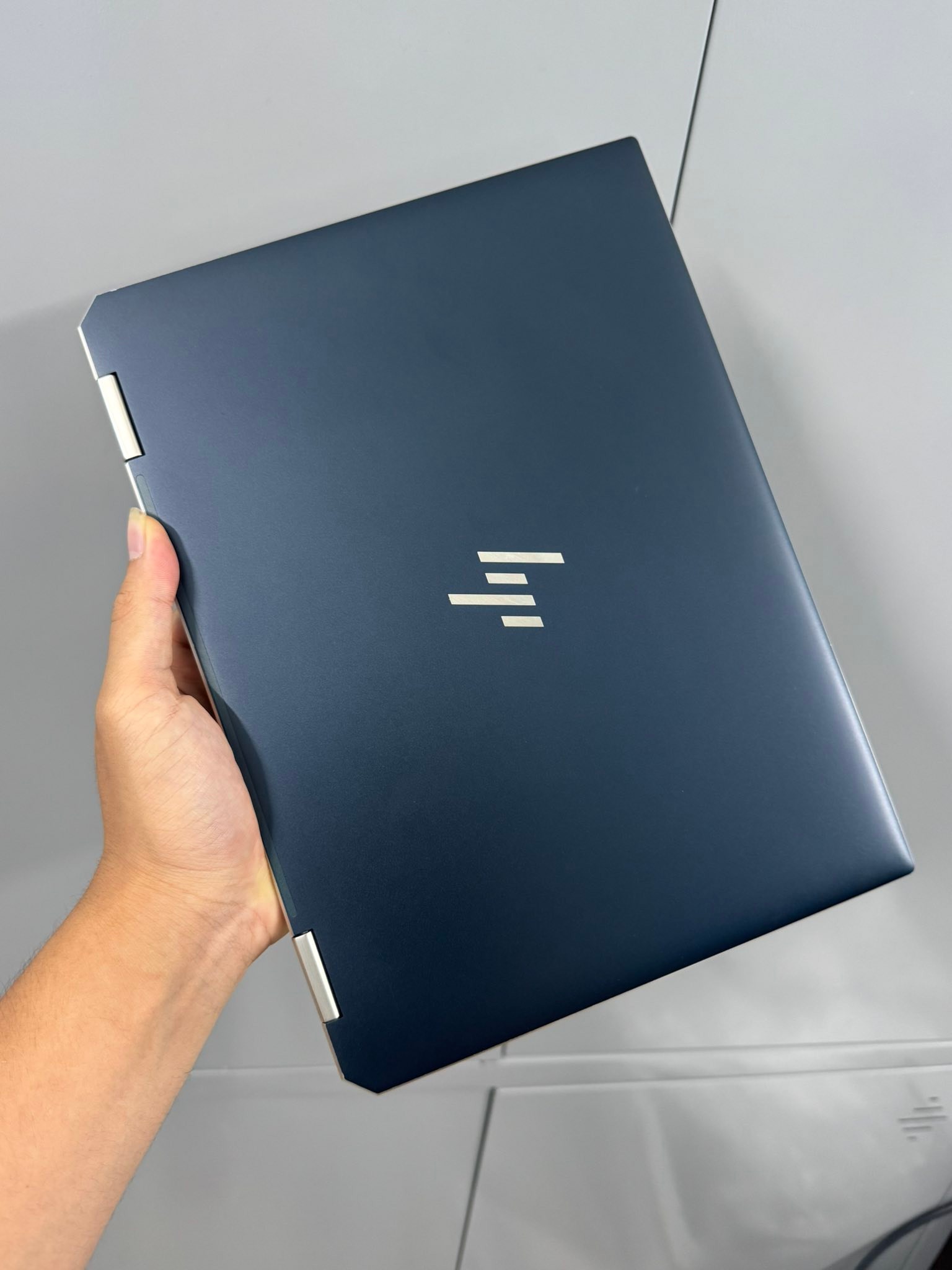 ? HP Spectre 14-EA - màn 3K OLED sáng đẹp , xoay gập cảm ứng 360 