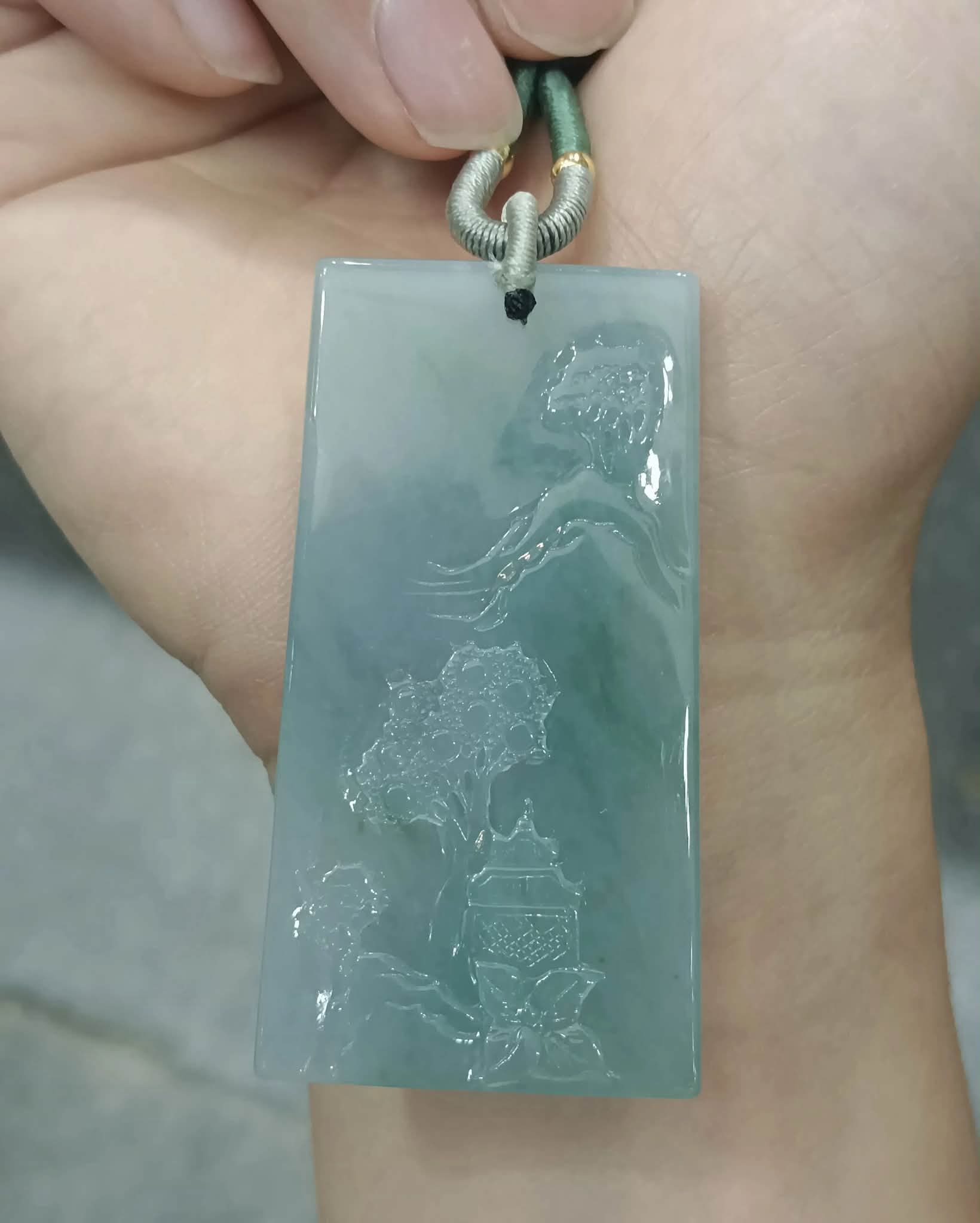 翡翠飘色花山水牌，牌型方正，雕工精细#翡翠吊坠#翡翠挂件#翡翠山水牌