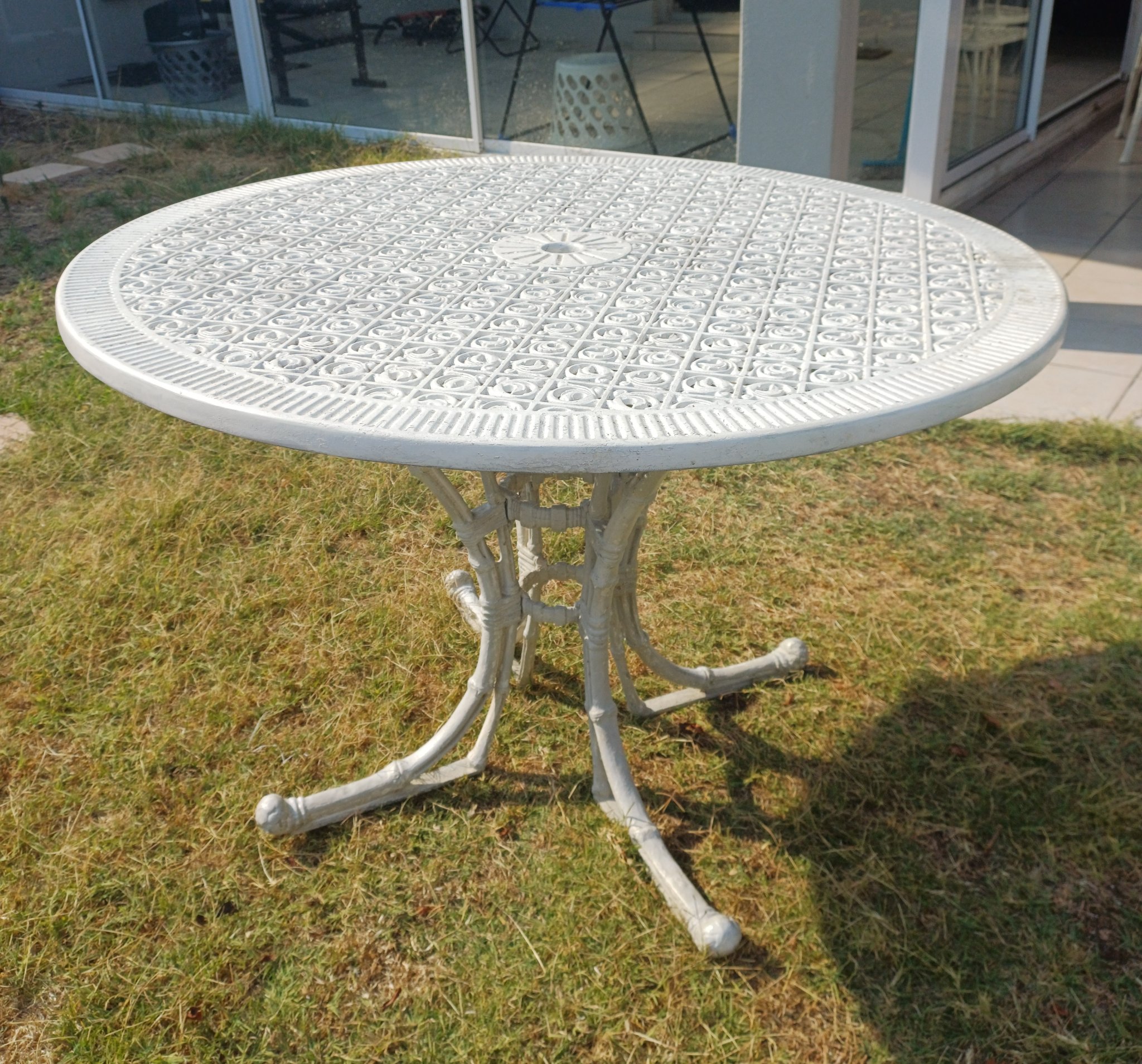 White Cast-Iron Patio Set (Table + 4 Chairs) - Outdoor Furniture Sets ...