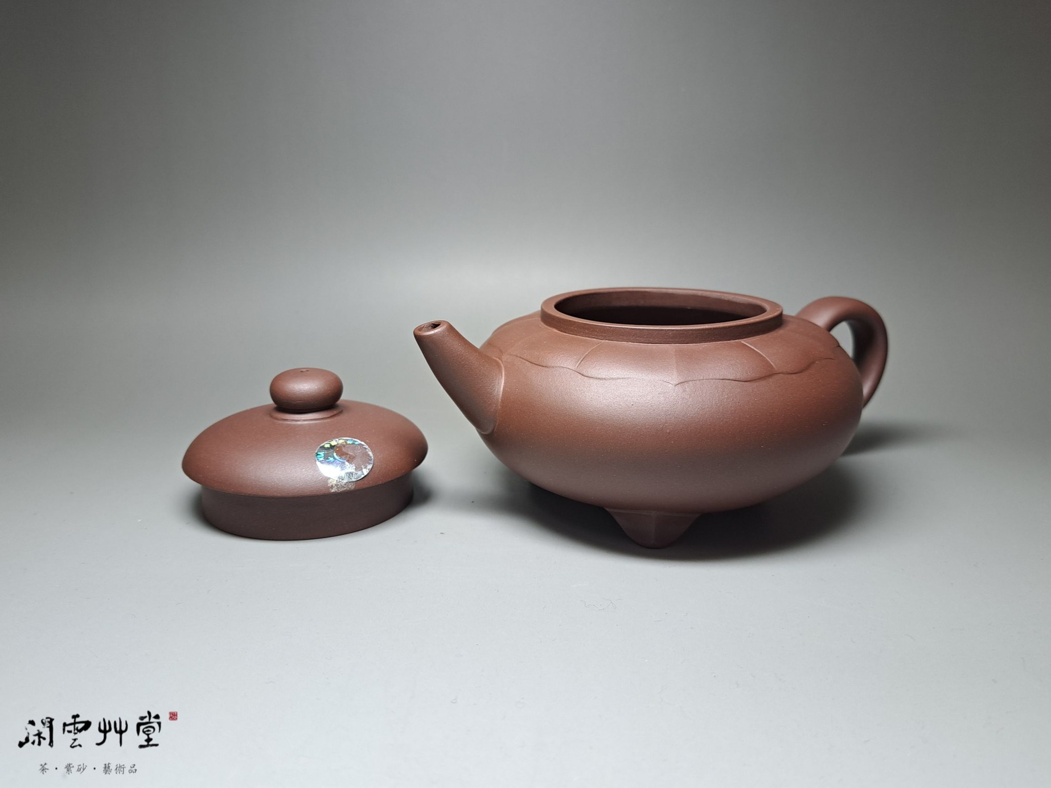 一廠。王惠芳，三足菊肩。 職稱：中國宜興紫砂工藝一廠陶手年代： 1993