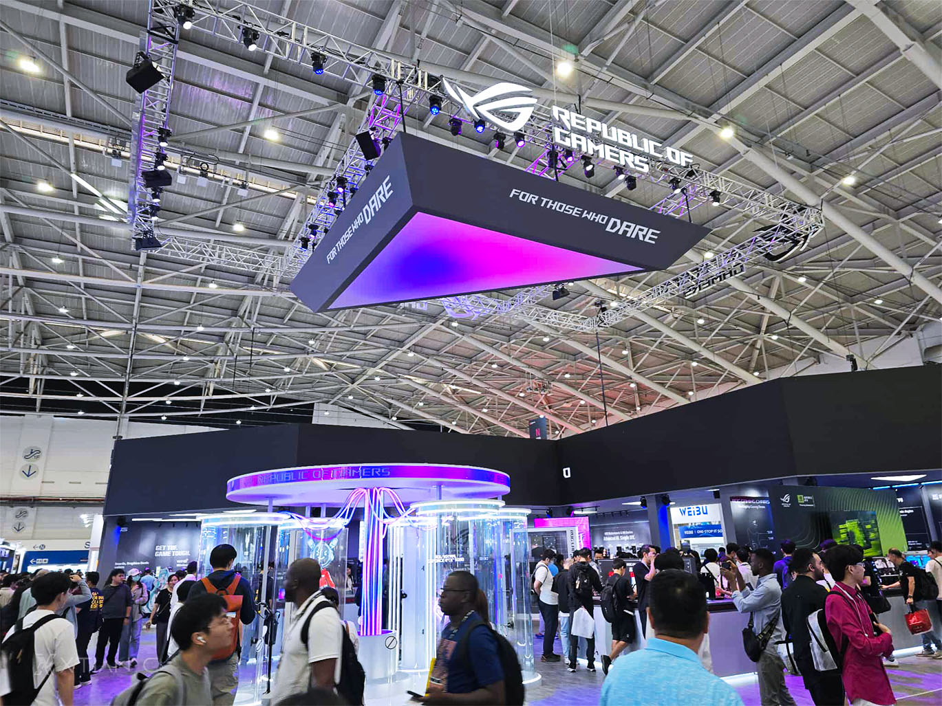 XtianC - Currently having a look at the ASUS ROG booth at #Computex2025 ...