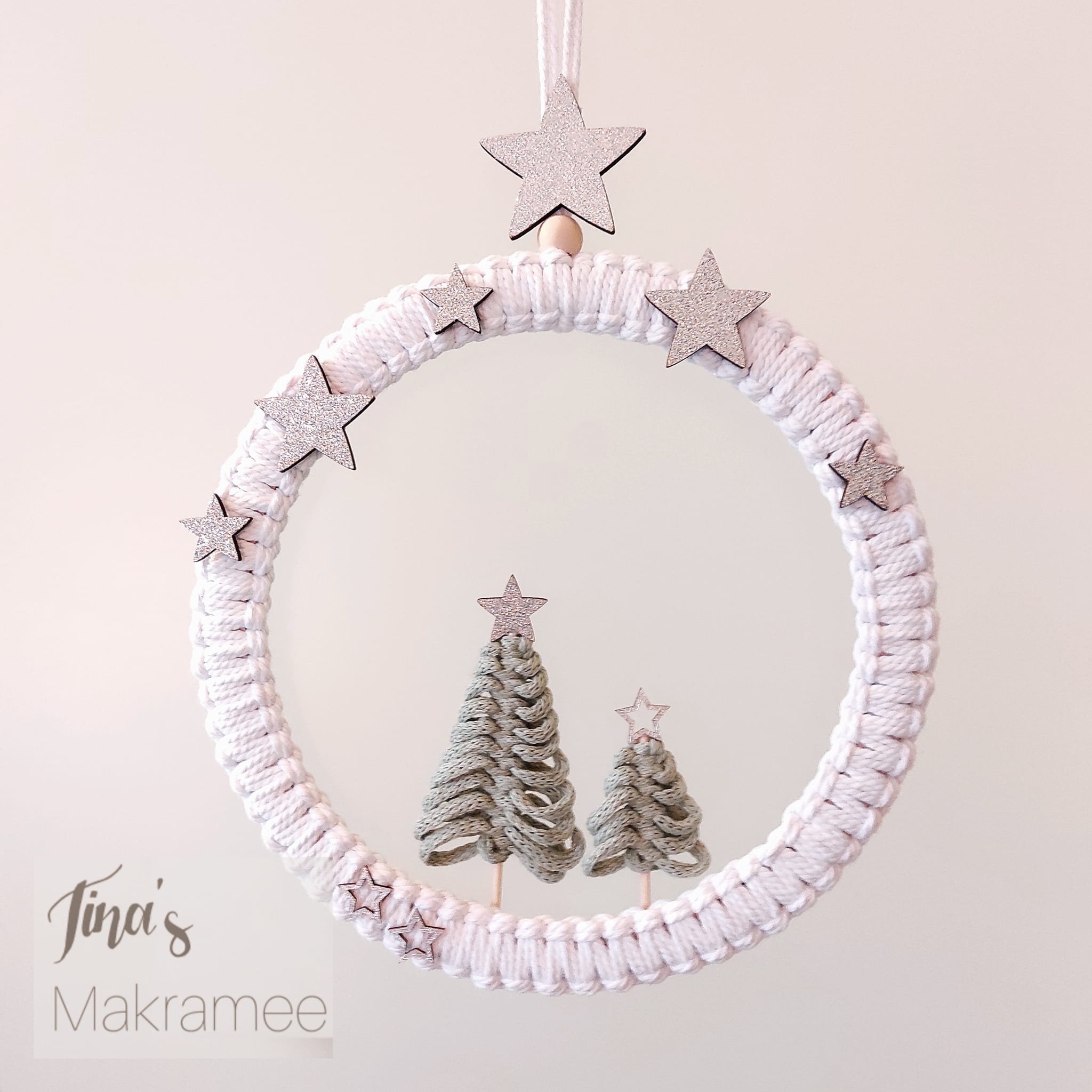 🌲Makramee Weihnacht🌲 Fensterdeko darf in der Vorweihnachtszeit nicht fehlen. In diesem Jahr kommt dieser hübsche Kranz bei mir ans Fenster. 😉 Schmückt ihr auch schon weihnachtlich? #makrameeweihn