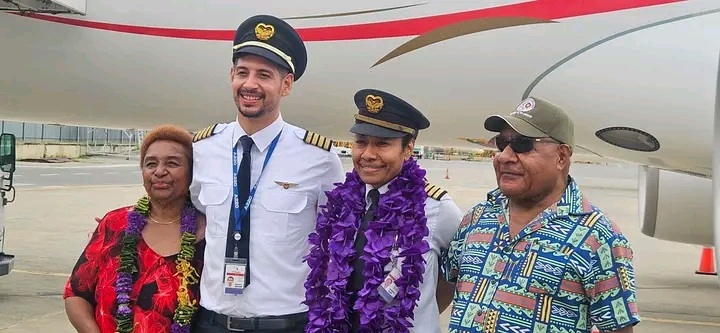 Umi - Young PNG pilots Beverly Pakii and Joachim Ortlauff proudly flew ...