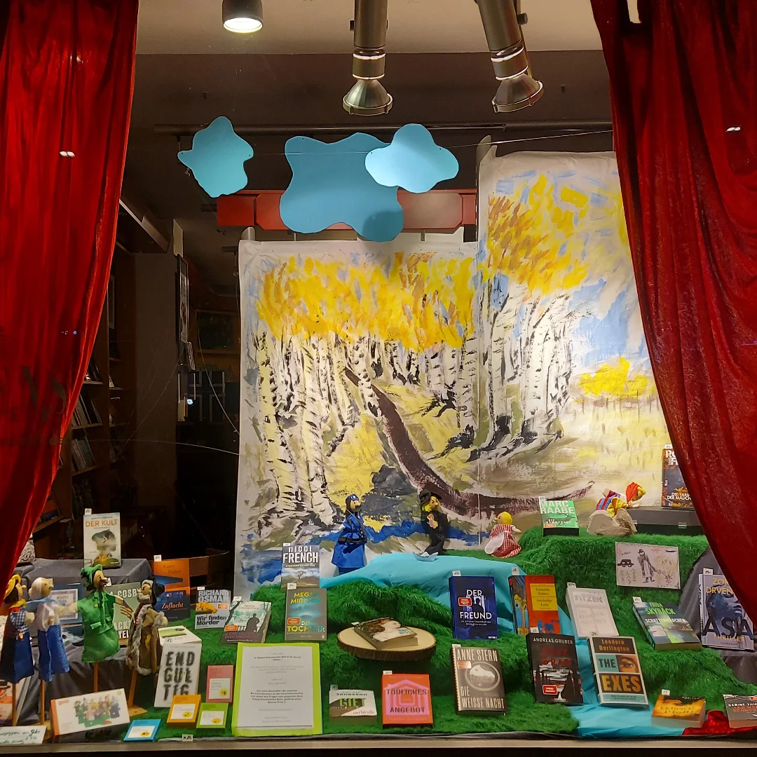 In diesem Schaufenster ist ein Rätsel versteckt:💭 Frei interpretiert und kreiert sind szenische Dastellungen aus einer Literaturverfilmung zu sehen🎭 Vielleicht erkennt ihr um was es sich handelt!😊
