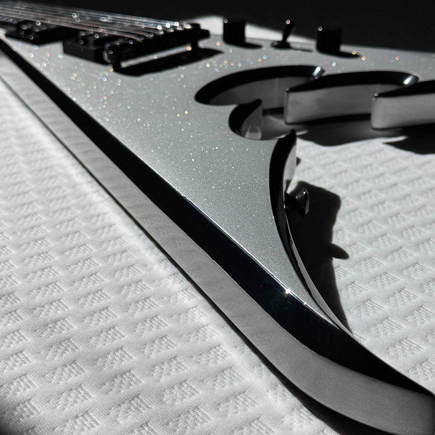 The latest Moser Custom Shop V is here! This 100% handmade guitar 