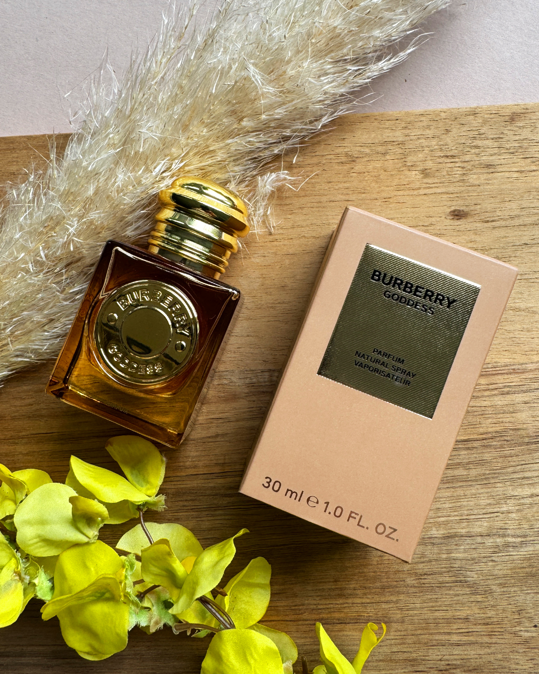 Kennst du schon unseren All Time Favorite Duft: Burberry Goddess Intense?🔥💛 Ein Duft, der Stärke, Selbstvertrauen und Sinnlichkeit vereint, inspiriert von den Farben des Sonnenuntergangs. Vanille-Qua