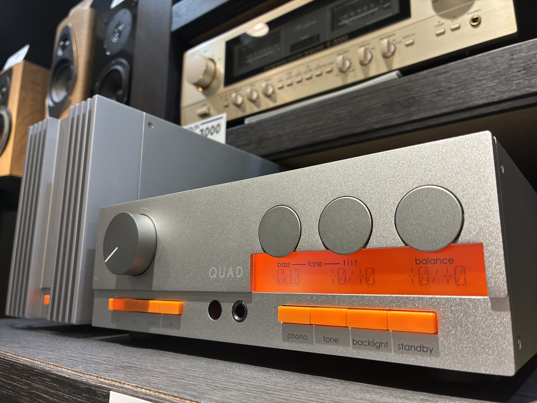 イギリスのQUADより QUAD 33プリアンプとQUAD 303パワーアンプ展示です