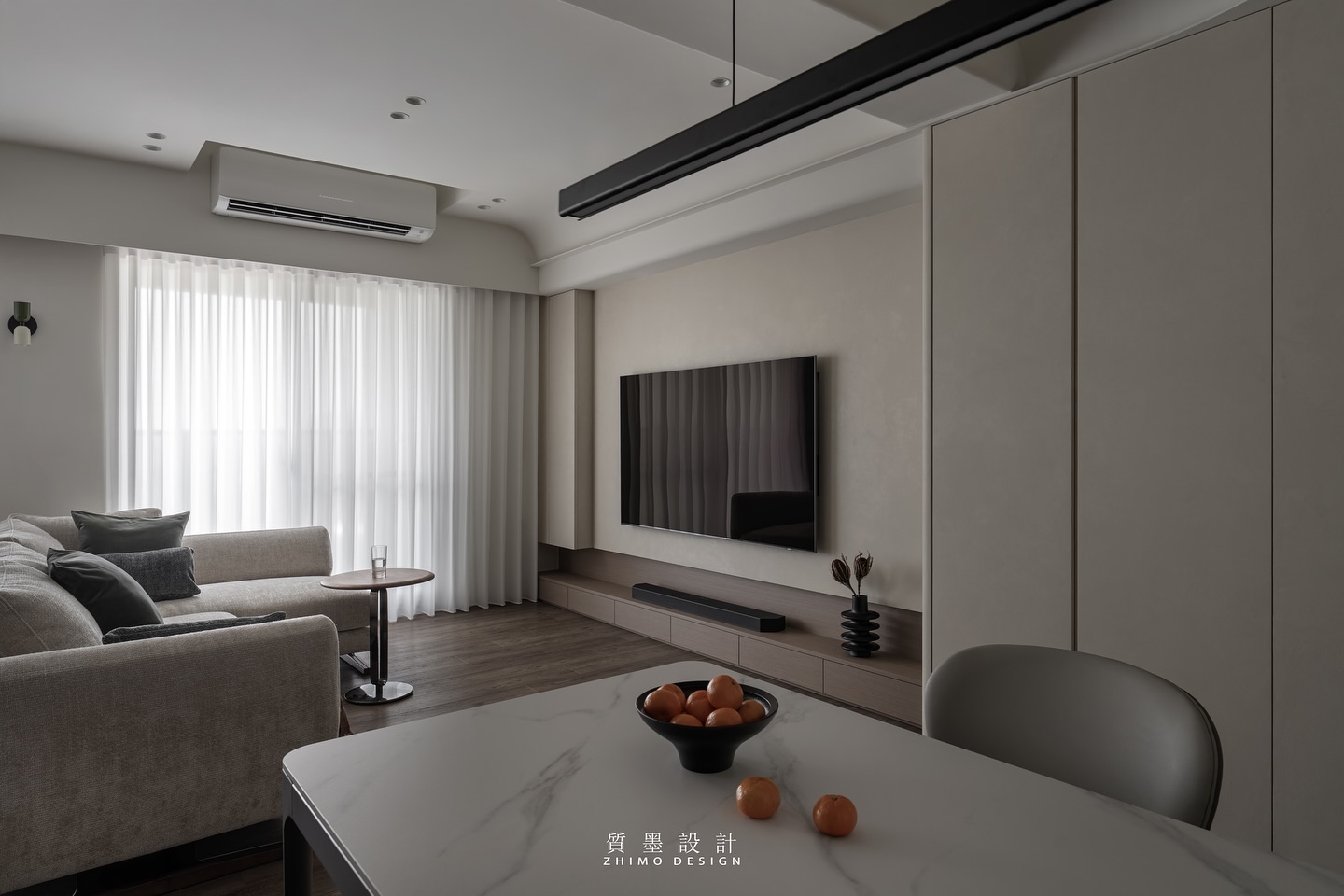 質墨設計 - 住宅空間｜弧境之所 - 極簡線條勾勒出空間的秩序， 霧灰色調承載著安定的氣息。 在光影輕落之間， 生活被還原成最純粹的模樣，靜靜 ...