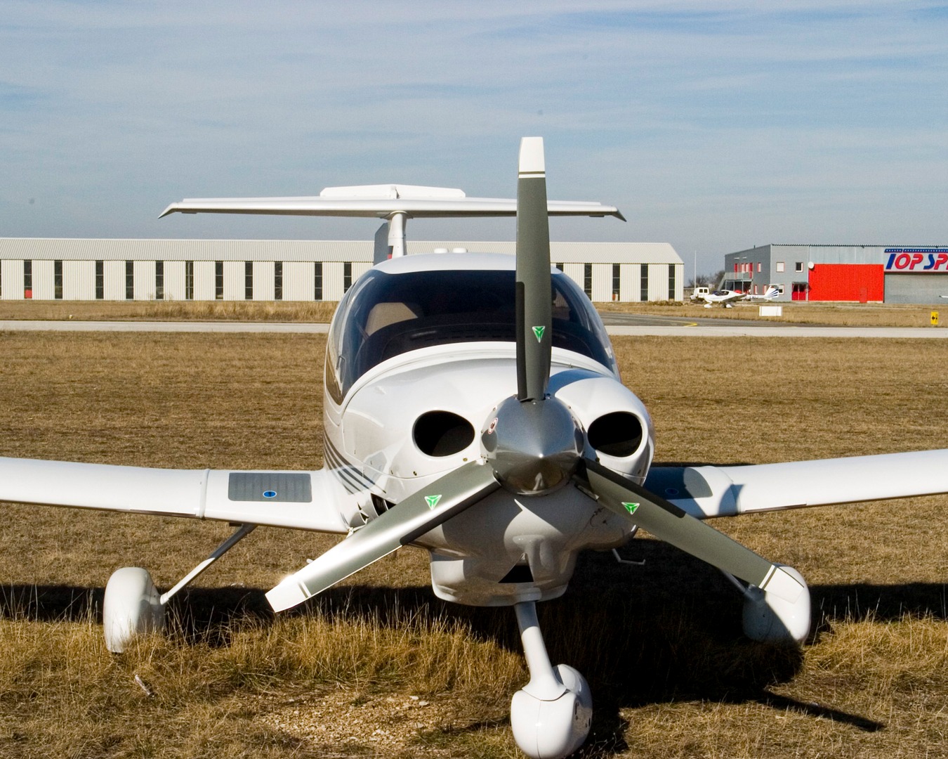 Diamond - Smart flying starts here.💡 The #DA40 delivers exceptional ...