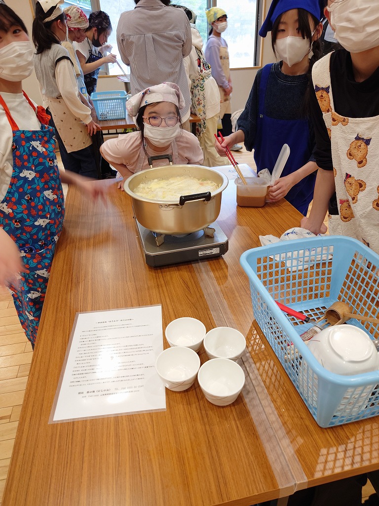 麹町学園女子中学校高等学校 - 9月14日(火)に、中学1年生は2学期最初の華道の授業でした。 本校では、女性としての所作や豊かな教養を身に ...