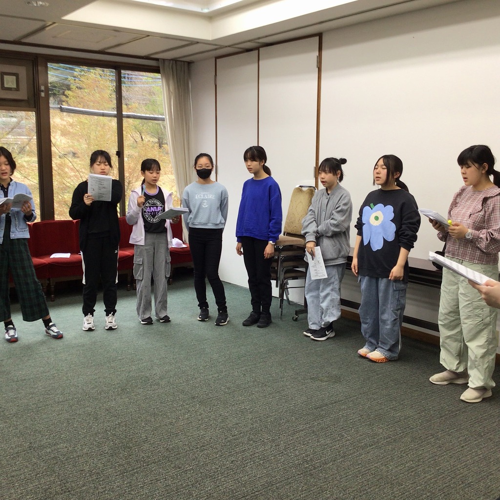 麹町学園女子中学校高等学校 - 9月14日(火)に、中学1年生は2学期最初の華道の授業でした。 本校では、女性としての所作や豊かな教養を身に ...