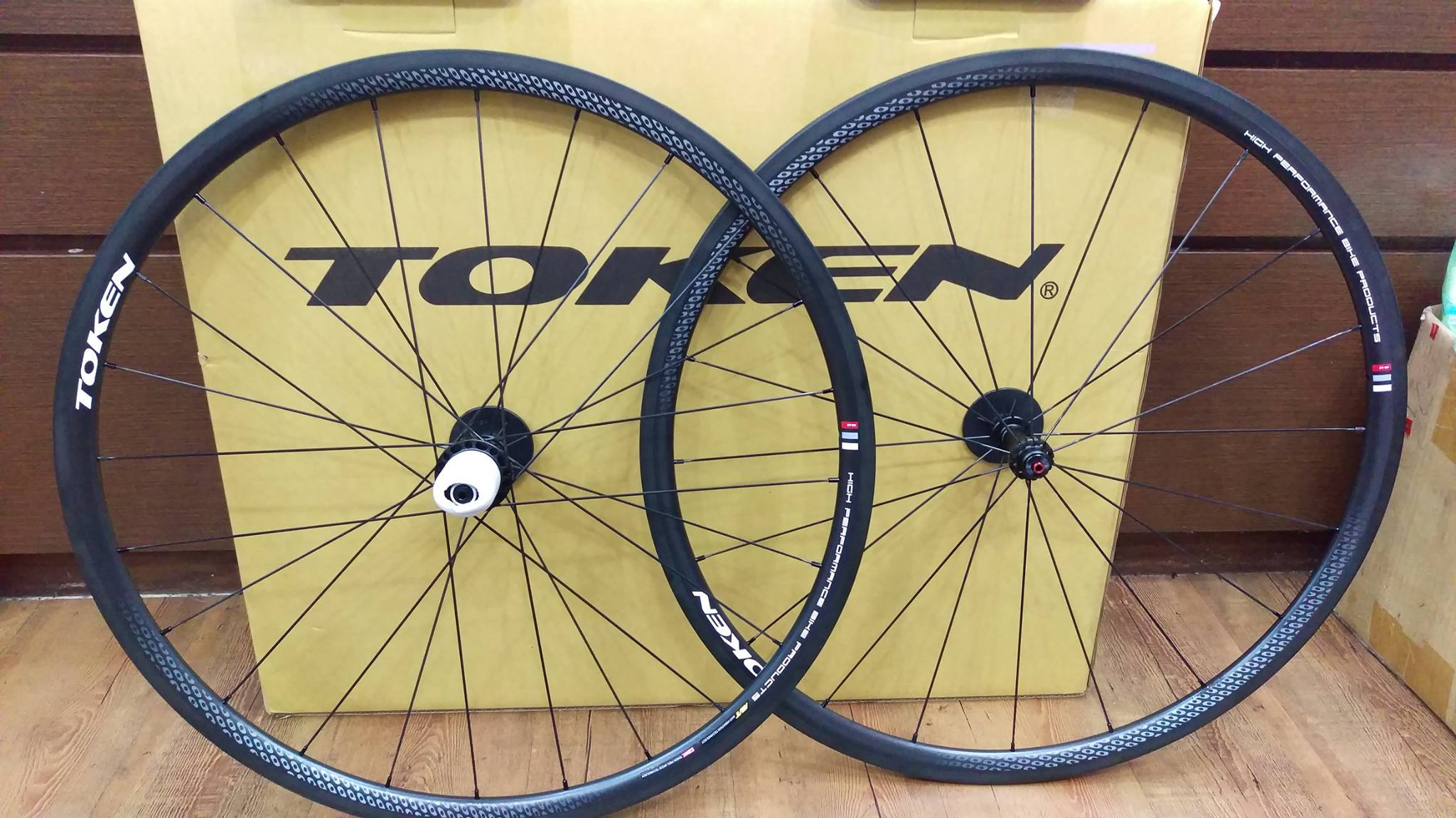 攻坡的助手TOKEN T28特仕版全碳纖管胎輪組框高28mm 重量1132g 幅條 
