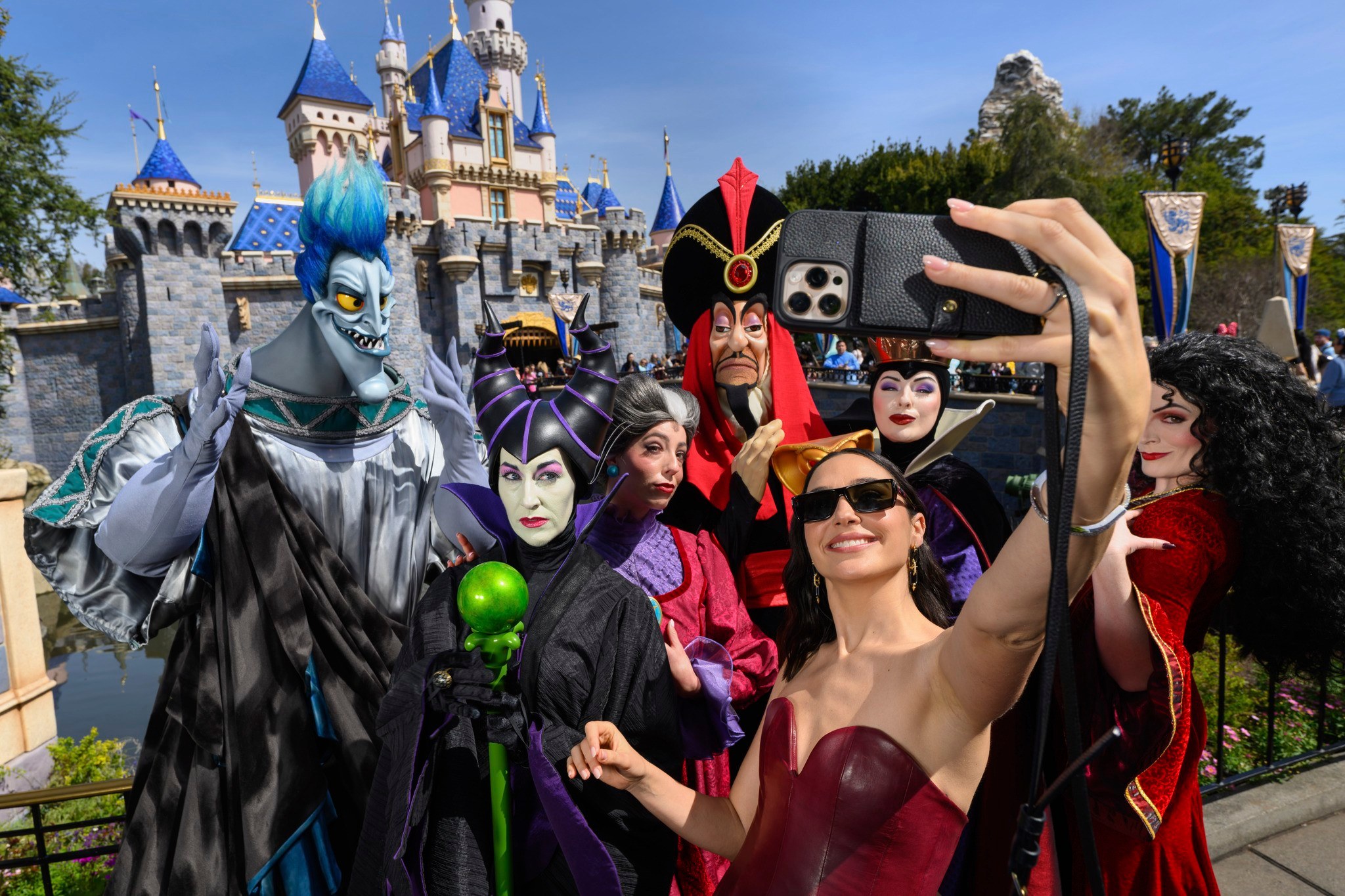 Gal Gadot visited Disneyland and posed with Mickey and Minnie 
