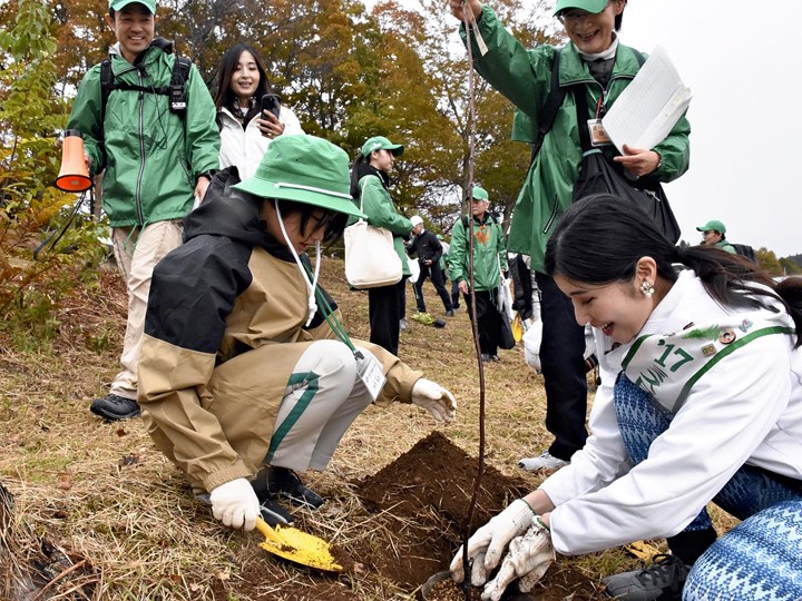 福島民友新聞社 - 未来へつなぐふるさとの自然、小野でふくしま植樹祭 第8回ふくしま植樹祭は9日、小野町の小野公園で開かれた。参加者はふるさと ...