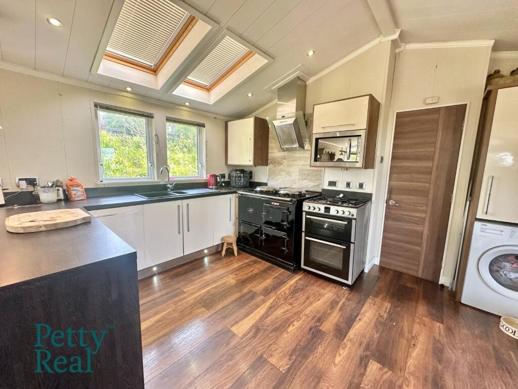 Petty - Spacious modern two-bedroom lodge 📍 The Lodge, Stocks Lane ...