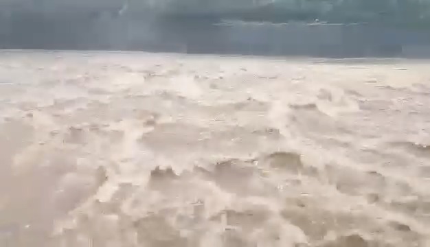 ABS-CBN - TINGNAN: Rumaragasang tubig sa ilalim ng Linawan Bridge sa ...