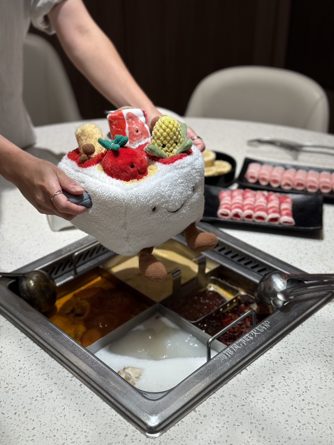 女人我最大 - 火鍋料變身超萌娃娃😍 這天還有「隨機整桌免單」快閃！ #海底撈 限量「撈撈小鍋伴盲盒」別錯過👇 | Facebook