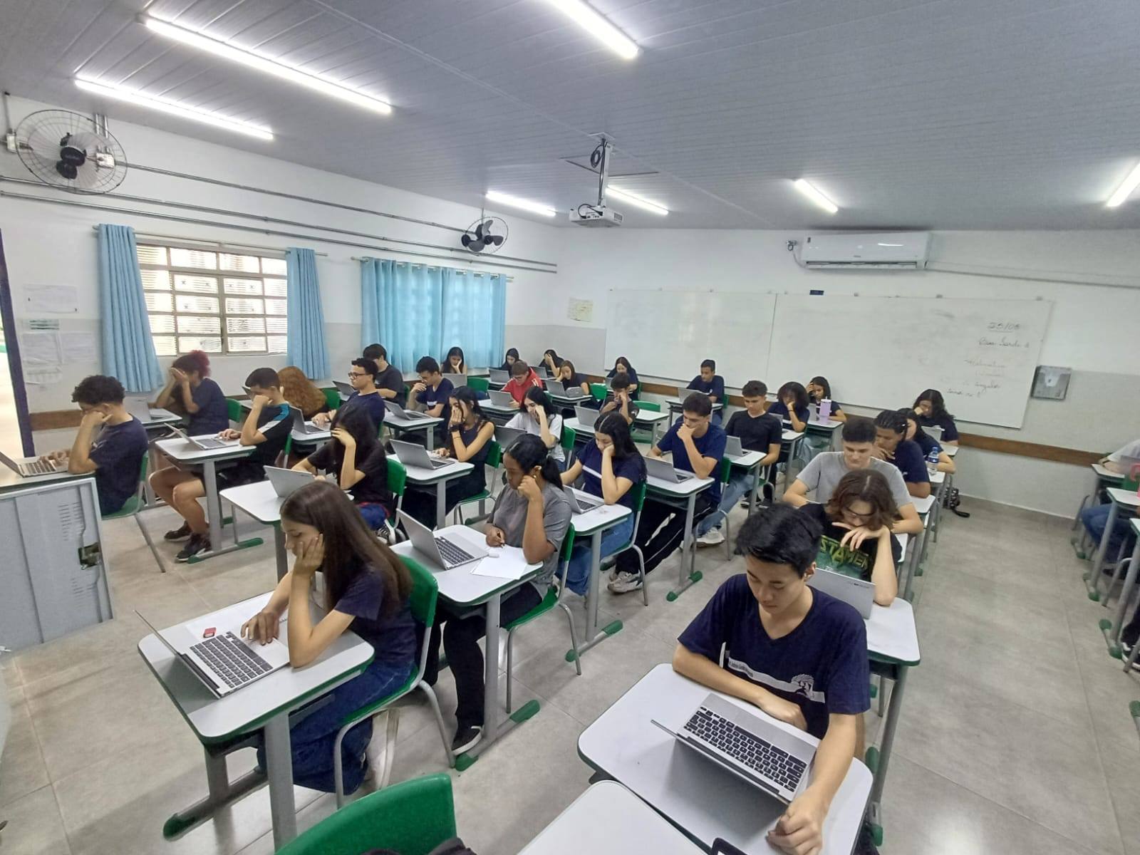 📌 *Olimpíada Interpreta SP-OLISP EM* 90 alunos do EM realizando a Prova ...