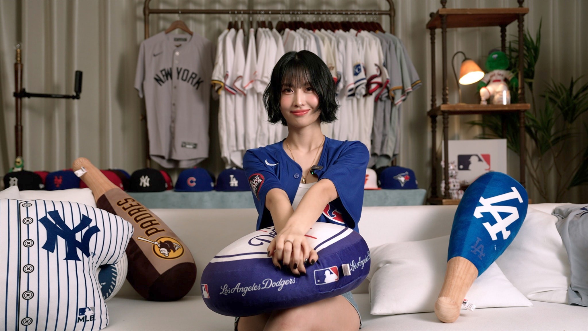 Momo from the pop group Twice rocking the Dodgers jersey 🔥😍
