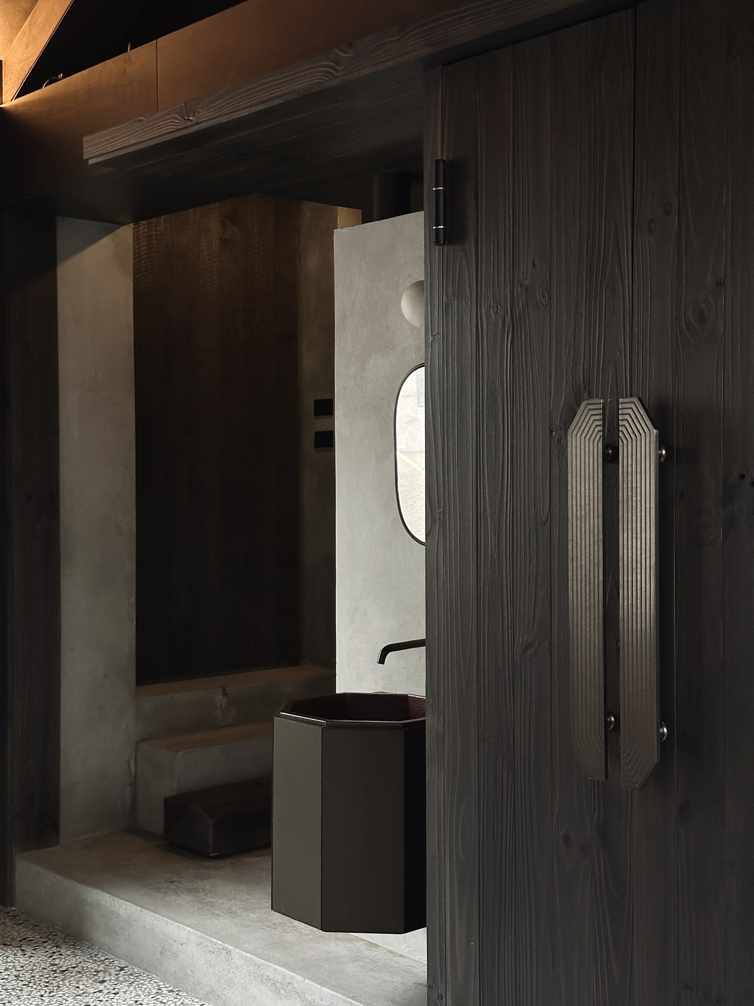 執見設計 JC Design Studio - 台北陳宅｜25坪 入口以斜角櫃結合外吧區圍塑出玄關空間，客、餐廳則以對角線配置拉長空間深度，也 ...