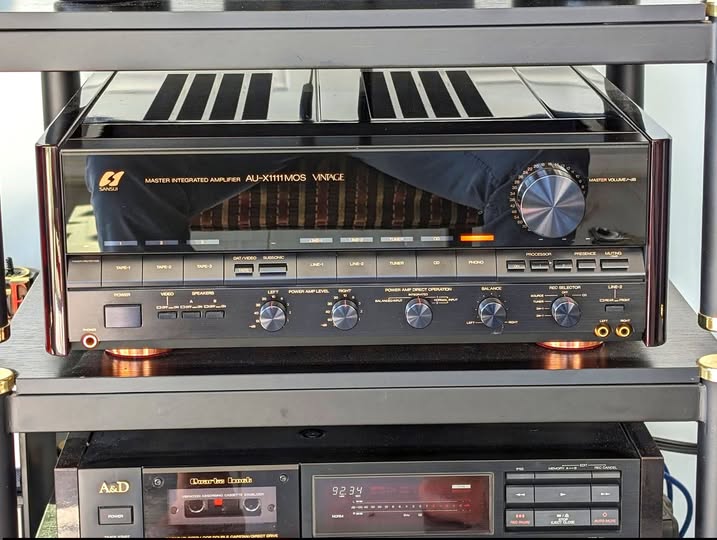 The phono stage of Sansui AU-X1111 Mos Vintage is awesome.**