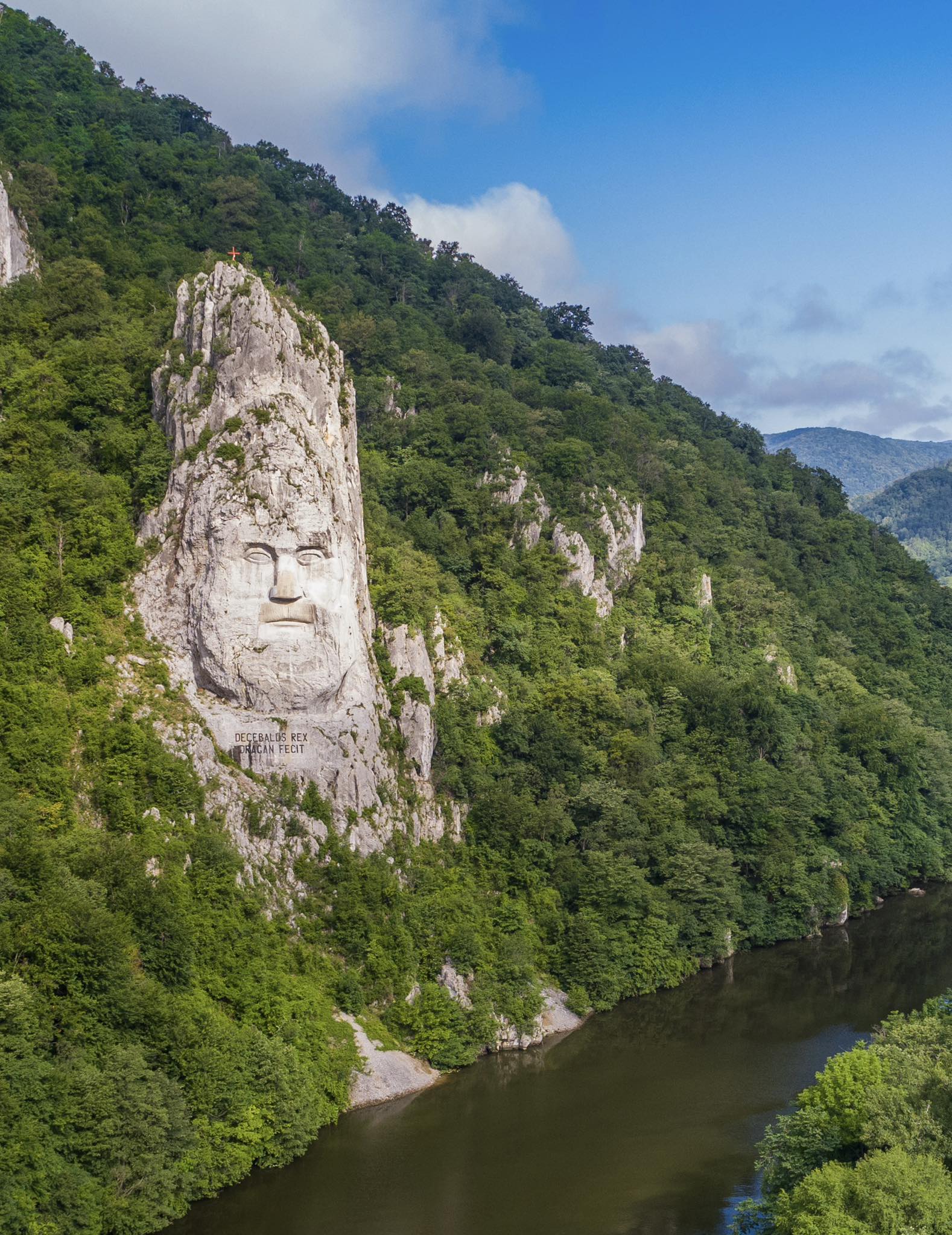 Inefabil - Cea mai înaltă sculptură în stâncă din Europa se află în ...