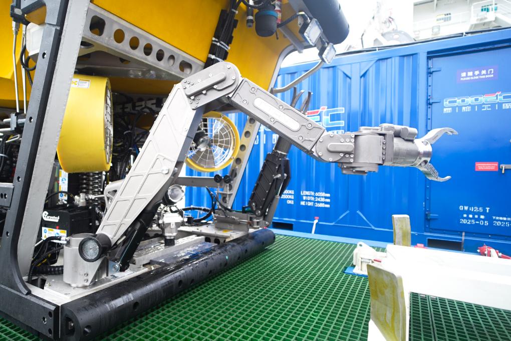 People's - China has commissioned its first seven-function robotic arm ...