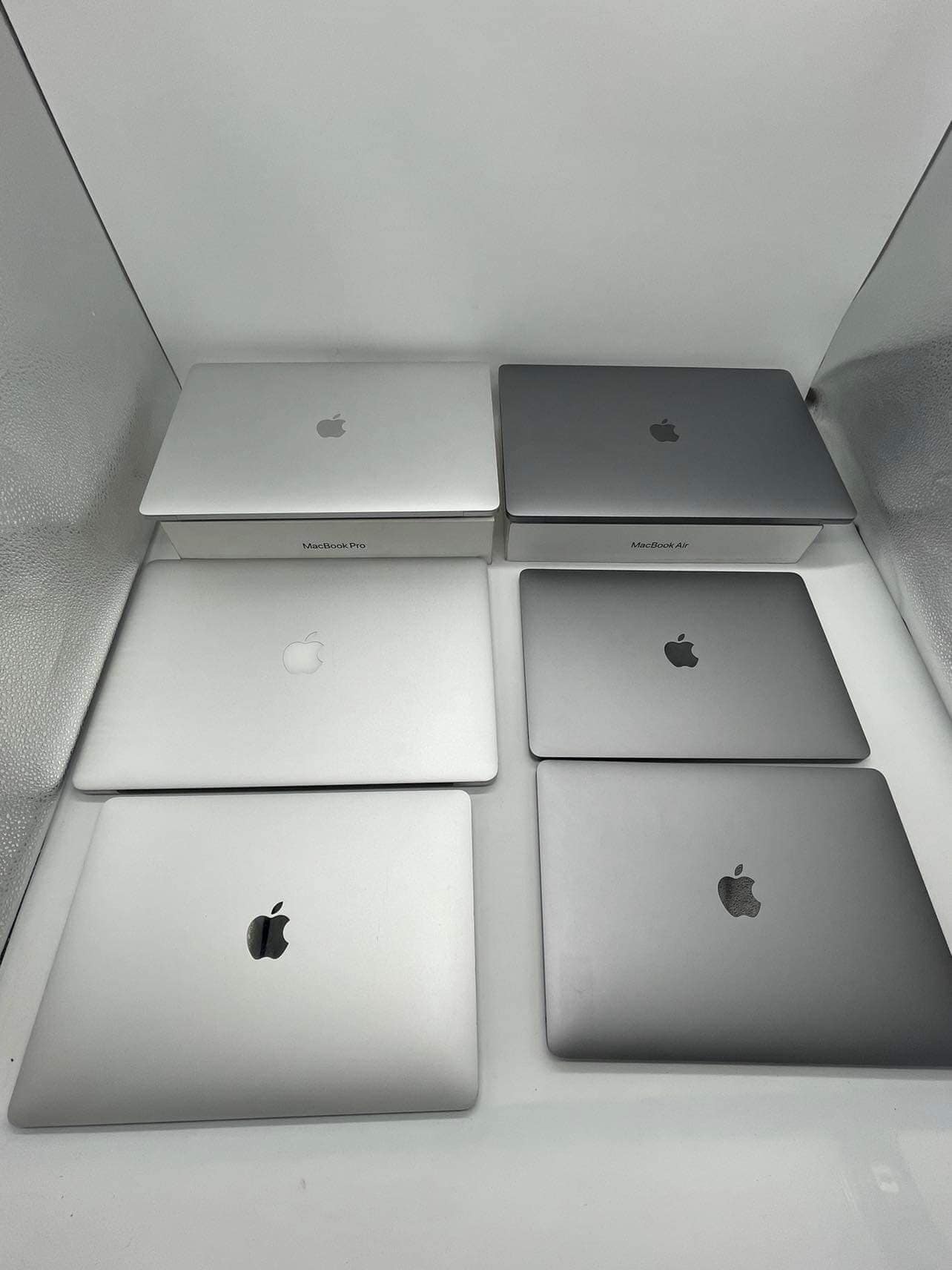 1.MacBook pro m1 2020 13.3 space gray Ram 8 hard 256ssd cycle 