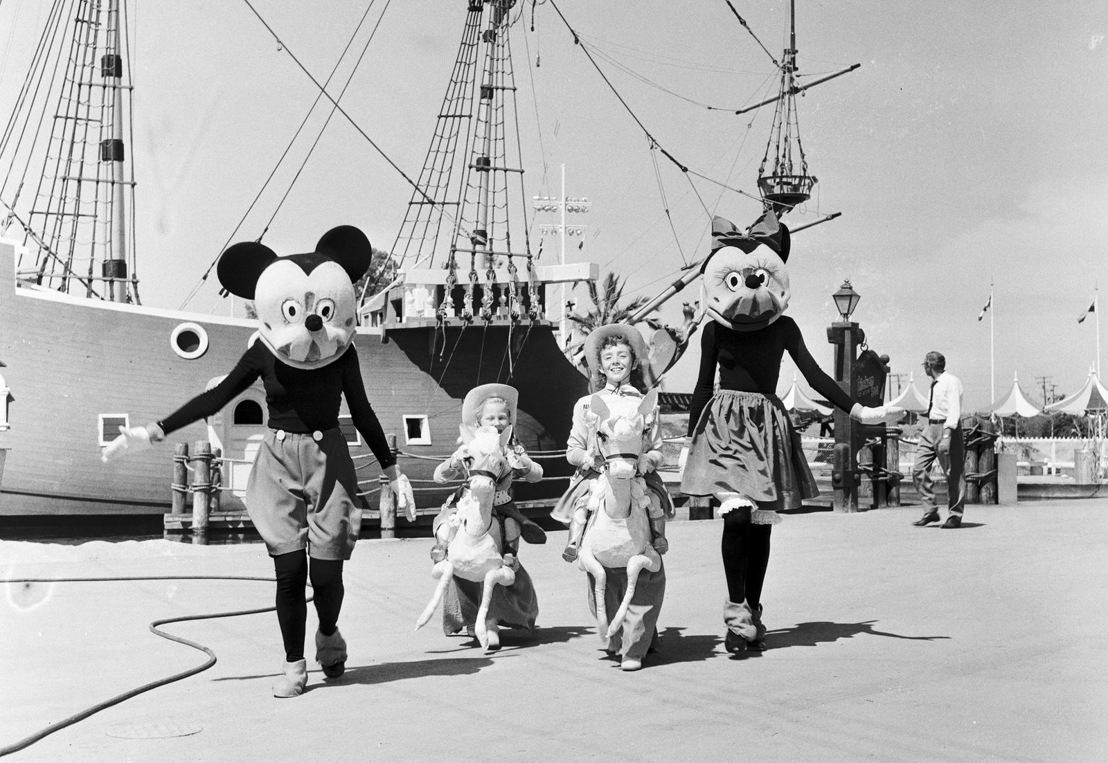 ディズニーランドは1955年7月17日、米カリフォルニア州でオープンした