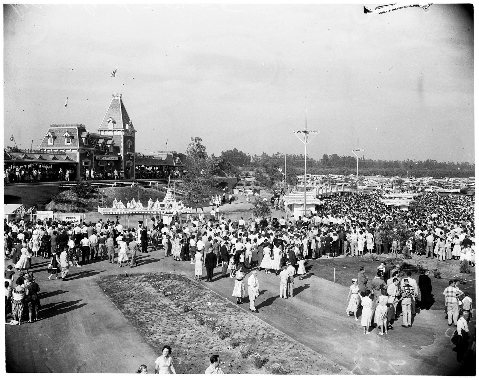 ディズニーランドは1955年7月17日、米カリフォルニア州でオープンした