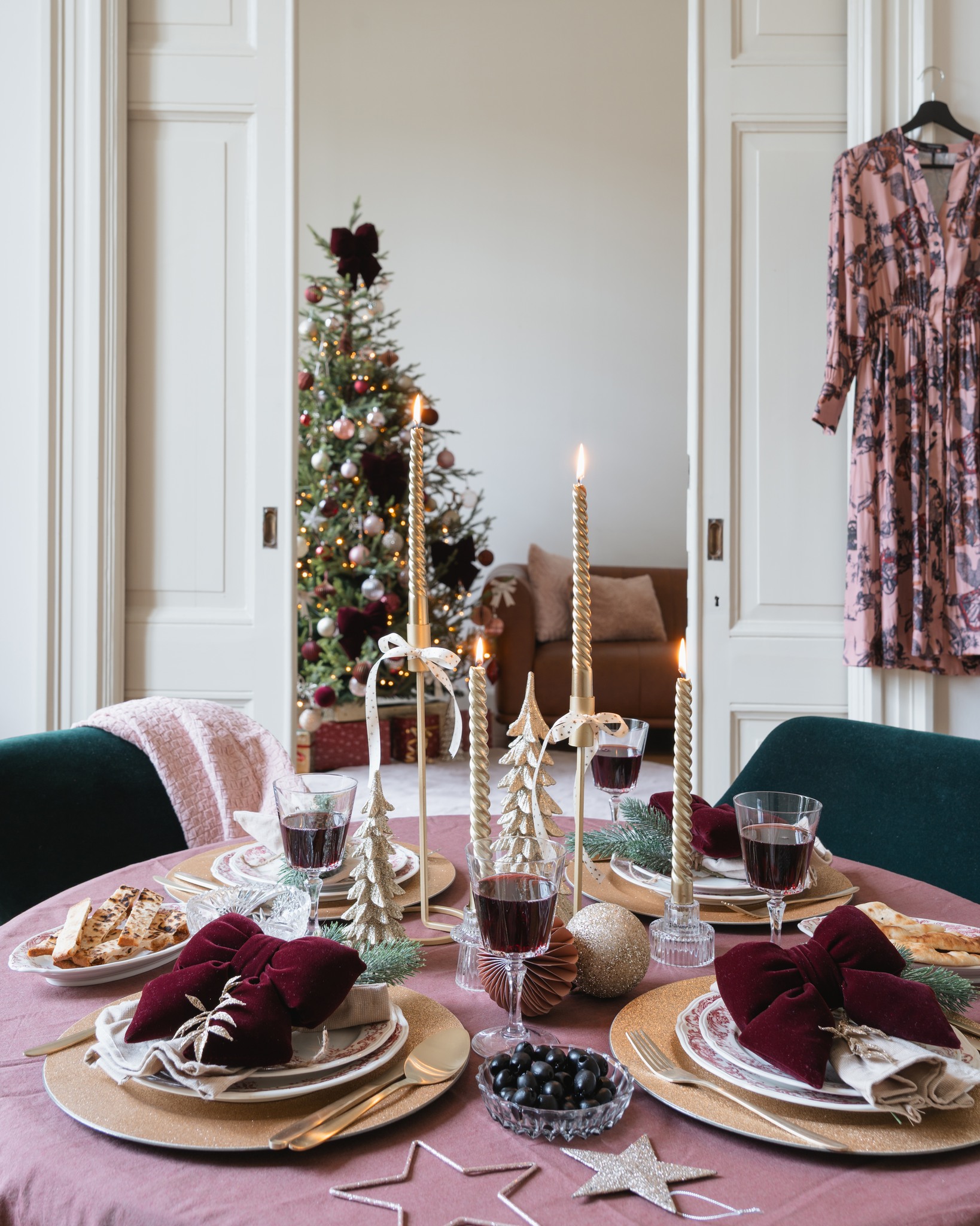 We are so excited about our Christmas trends this year! 🎄 Christmas 2025 is filled with colours we love: soft powder pinks, deep reds, pastel tones, bright pinks and golden accents. Come