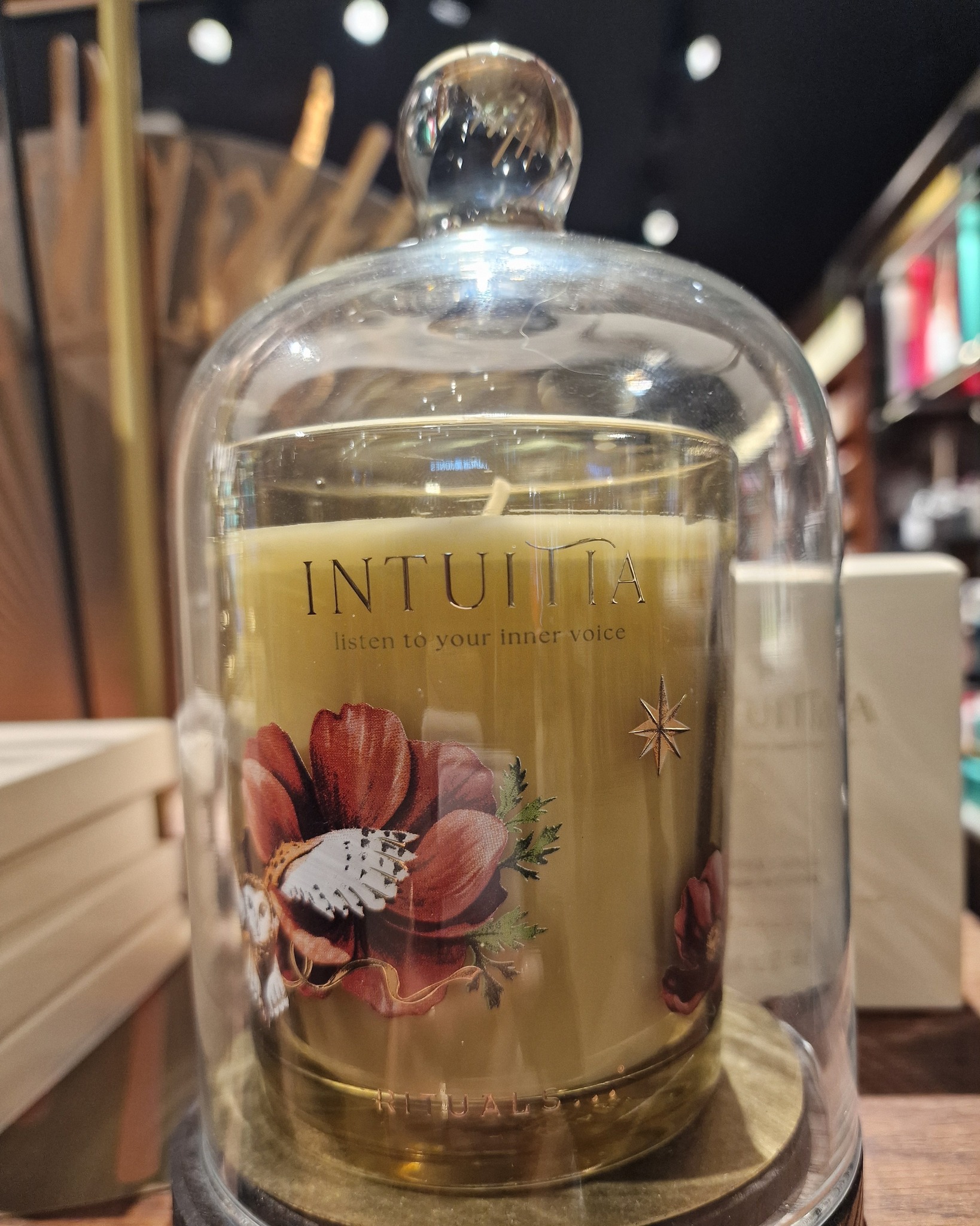 Kennt ihr schon die neue Limited Edition von Rituals Cosmetics – Intuitia? ✨ Perfekt für die kommende Jahreszeit verzaubert sie mit dem Duft von Safran, Sandelholz und Vanille. hast du schon reingesch