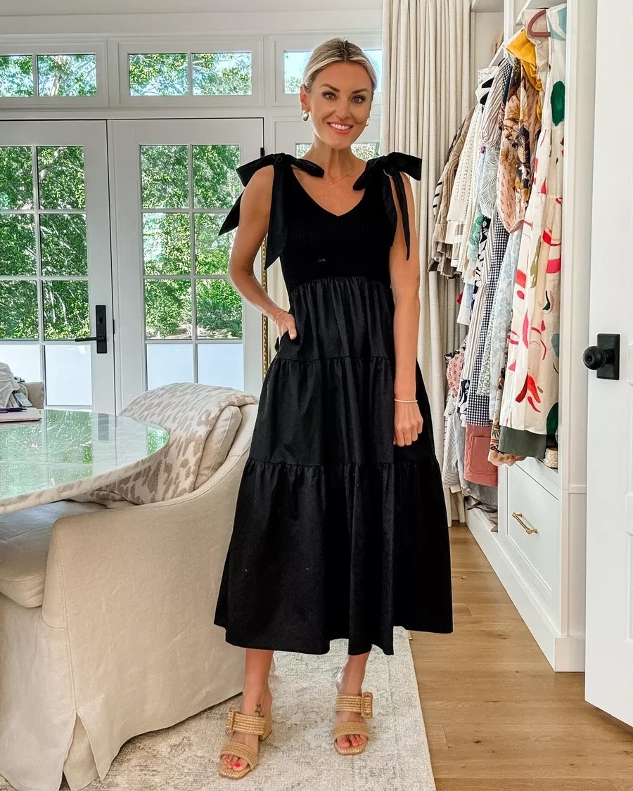 Loverly - SHOP HERE>>> https://liketk.it/5bNks This black dress is so ...