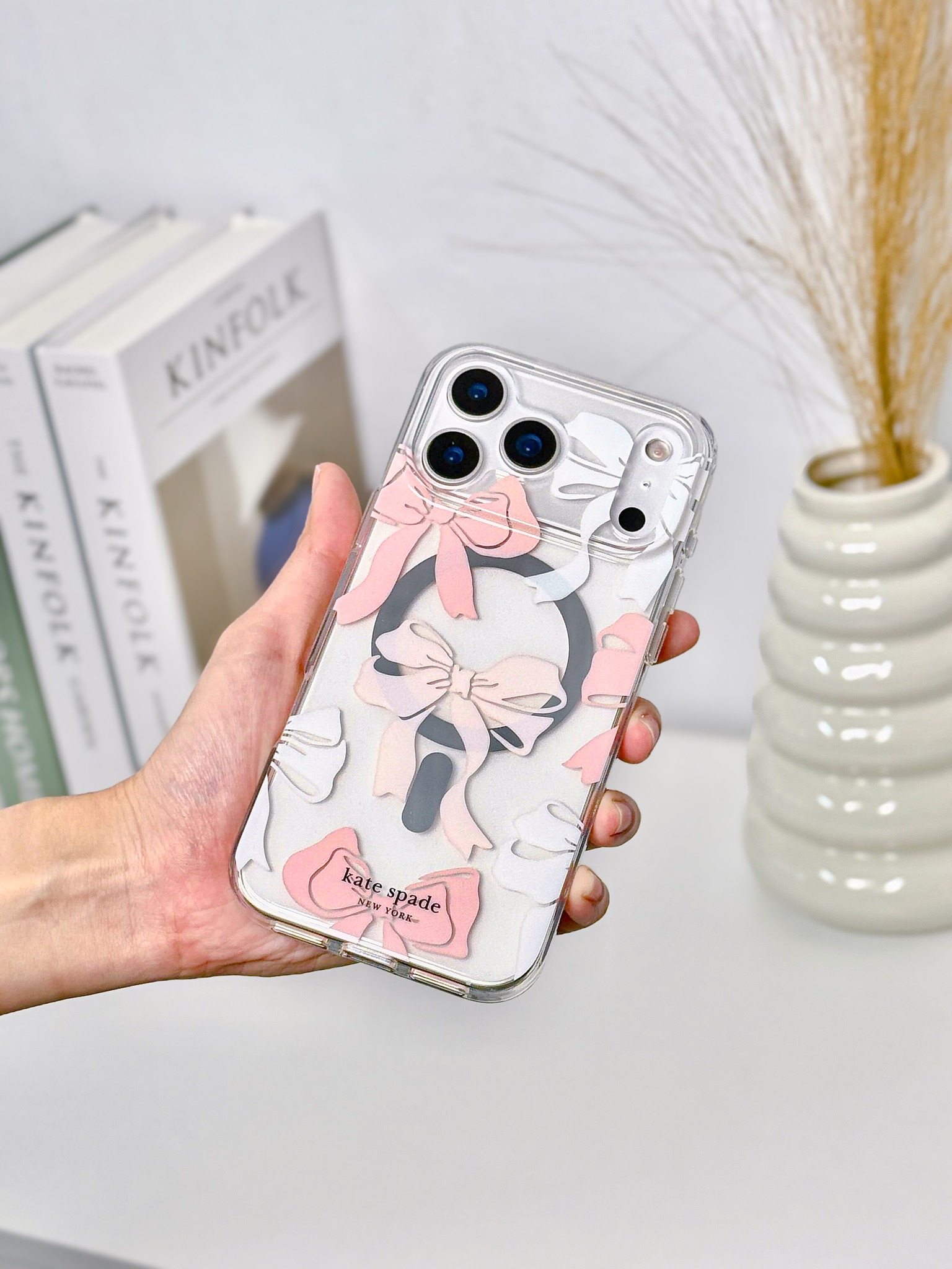 ลายใหม่ ✨🎀 kate spade ลาย Tied With A Bow สำหรับ iPhone 17