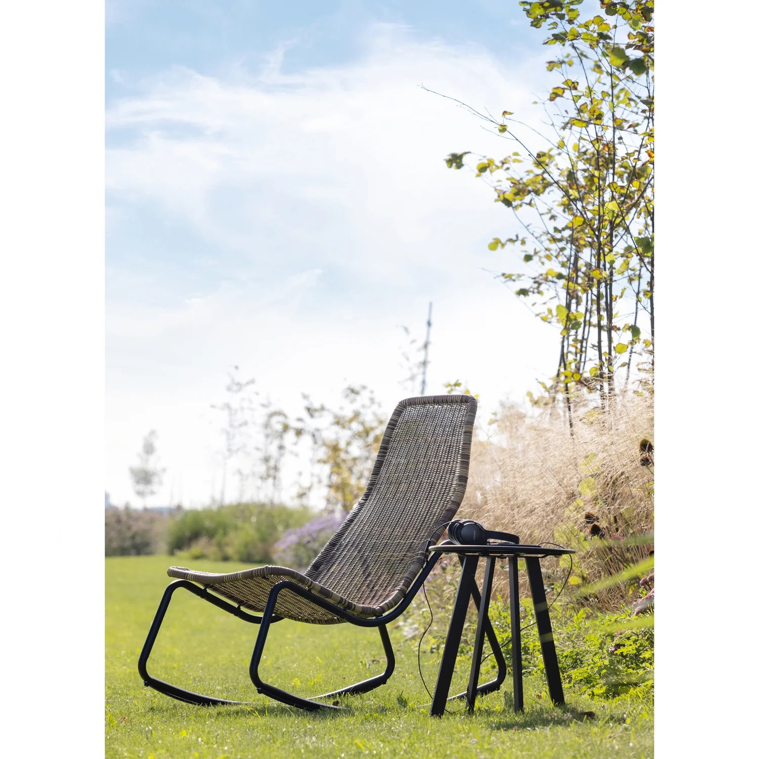 loods-geniet-in-je-tuin-met-onze-moderne-tom-schommelstoel-make