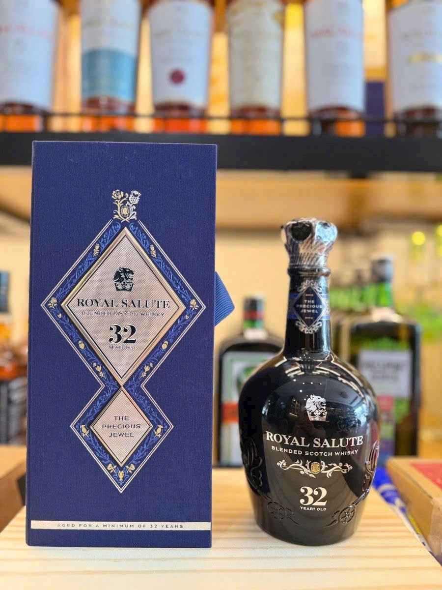 Salute 32年 The Precious Jewel ROYAL SALUTE THE PRECIOUS JEWEL 32Y
