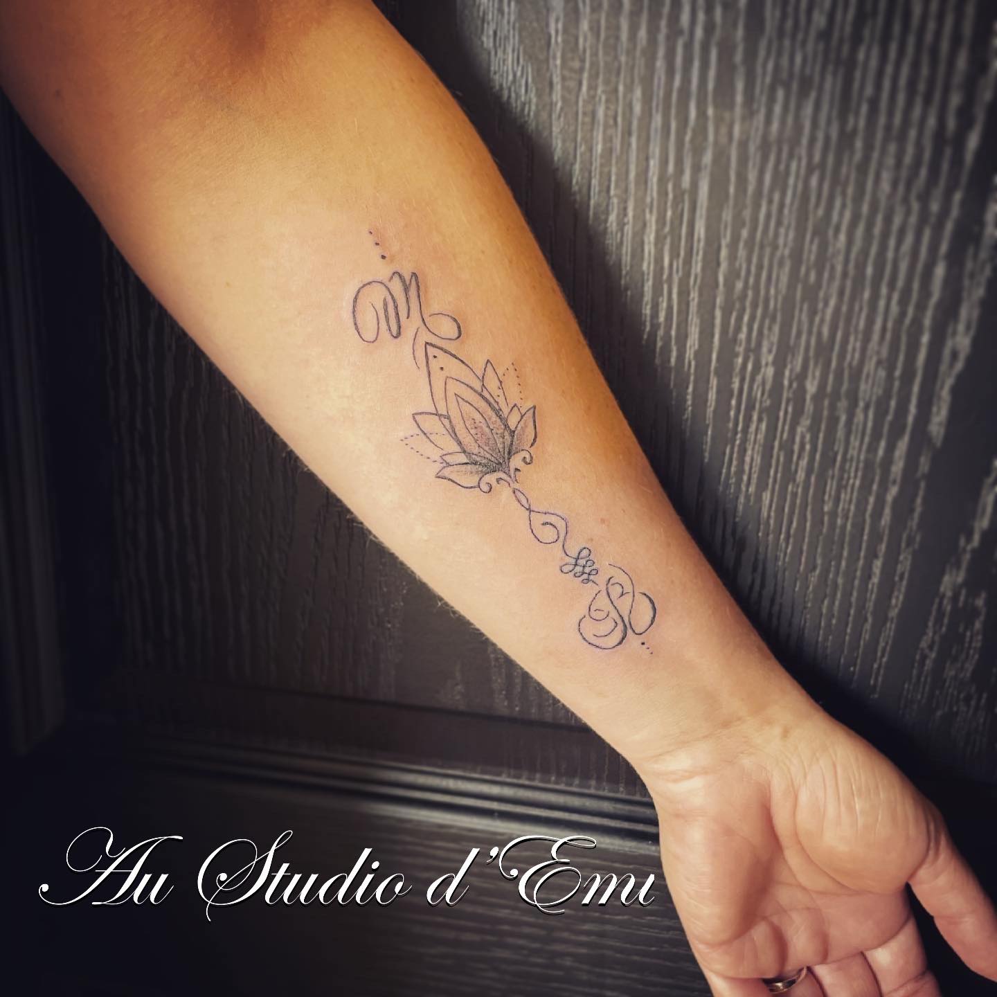 Tatouage Fleur De Lotus Avec Initiale