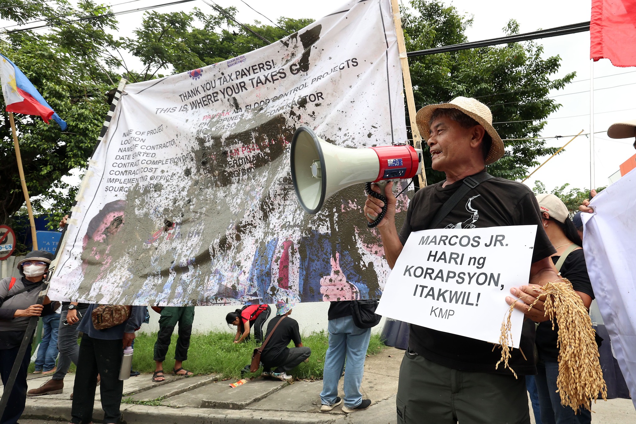 Philstar.com - PROTEST AT DPWH BULACAN Farmers and students hurled mud ...