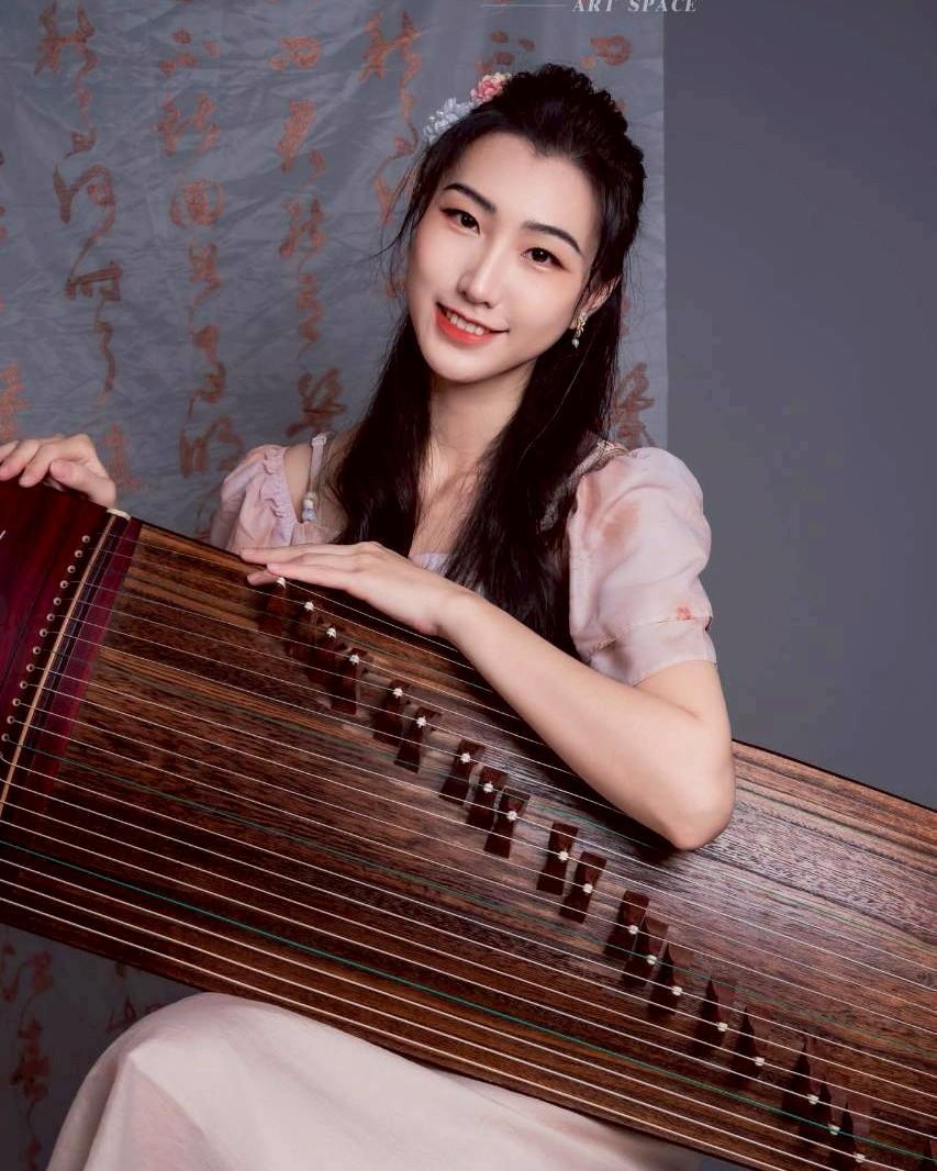 月帟尋藝術分享工作室 - 🎶 古箏課程招生｜陳彥婷 老師 🎶 想在指尖間感受古箏的婉轉清韻嗎？ 本課程由 氣質溫婉、耐心細緻的陳彥婷 老師 ...