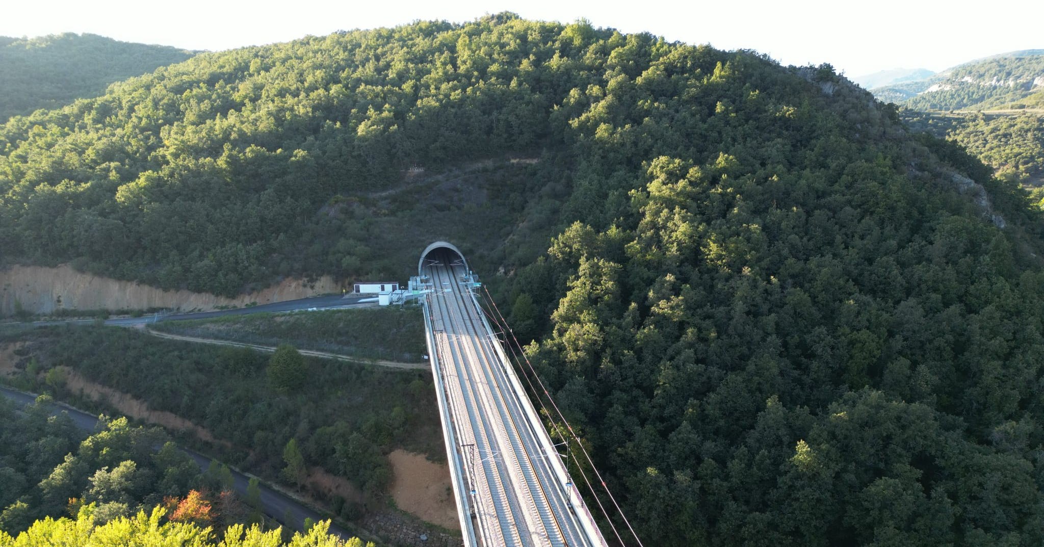 Adif - 👷‍♂️🔛 Doble reto de ingeniería: ¡una estación bajo... | Facebook