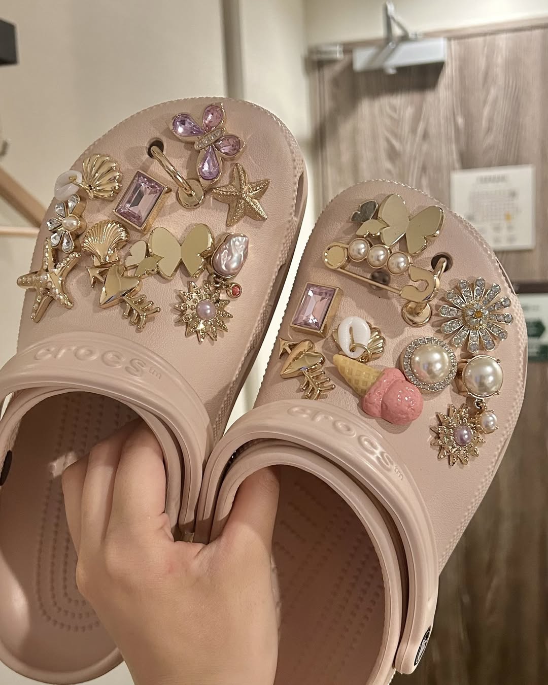 Crocs - Cakep banget kan? (Komen yang udah punya😏) #crocsina | Facebook