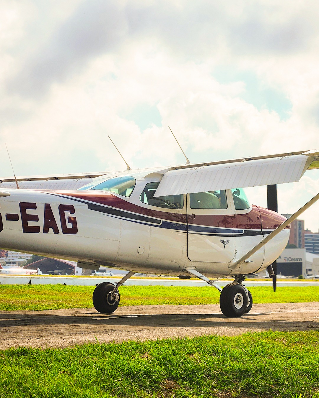 Aeroclub - No es solo un avión en tierra, es una historia a punto de ...