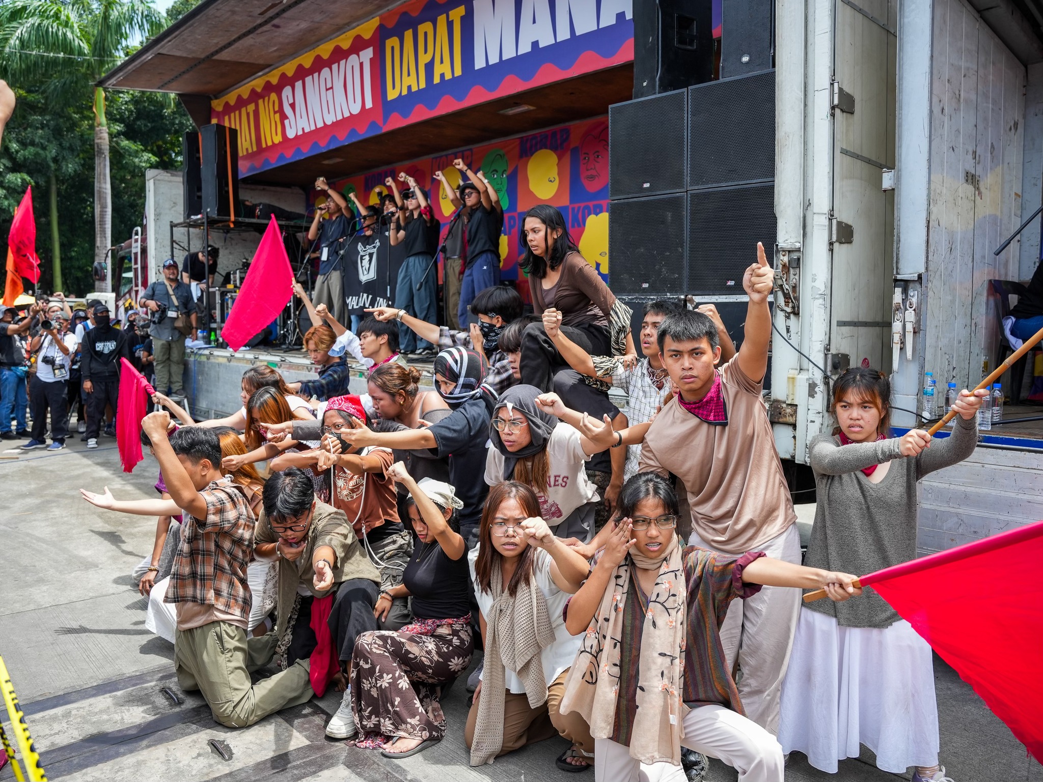 Philstar.com - BINAHA ANG LUNETA NG PROTESTA Tens of thousands gather ...