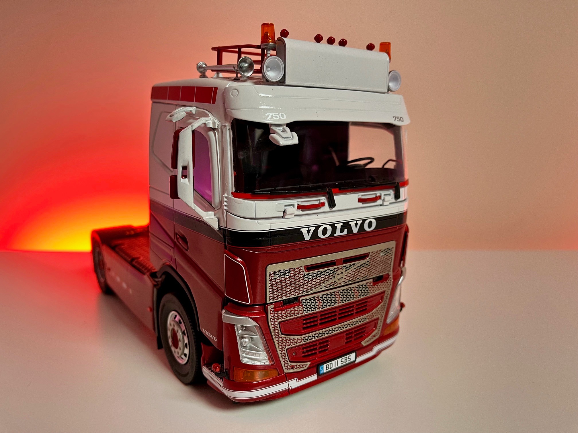 From Mark Kenyon : VOLVO FH PLAT DAK 1:24 Send your Italeri scale