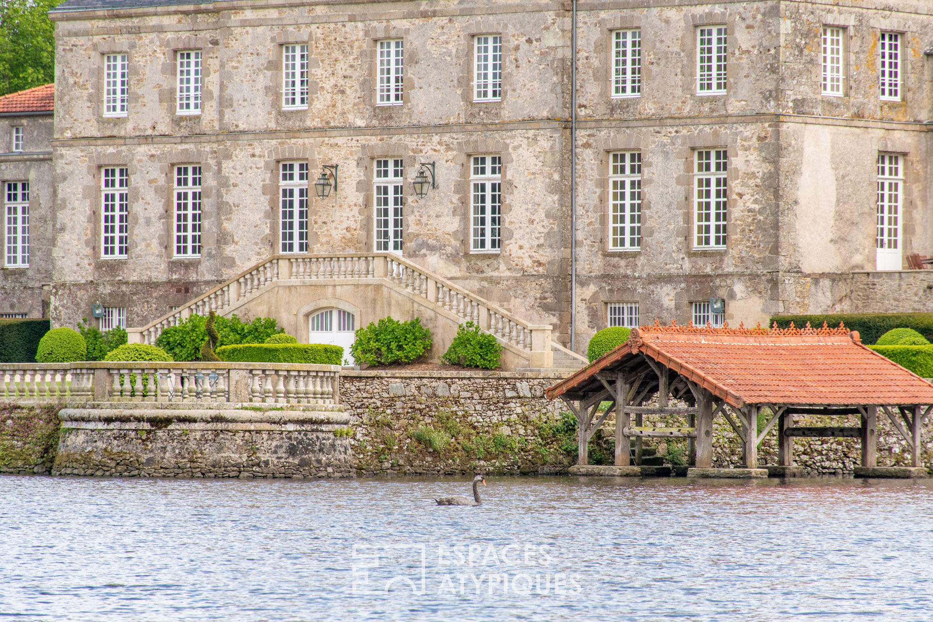 espaces-c-est-pas-versailles-ici-ch-teau-du-xviiie-et-domaine-de