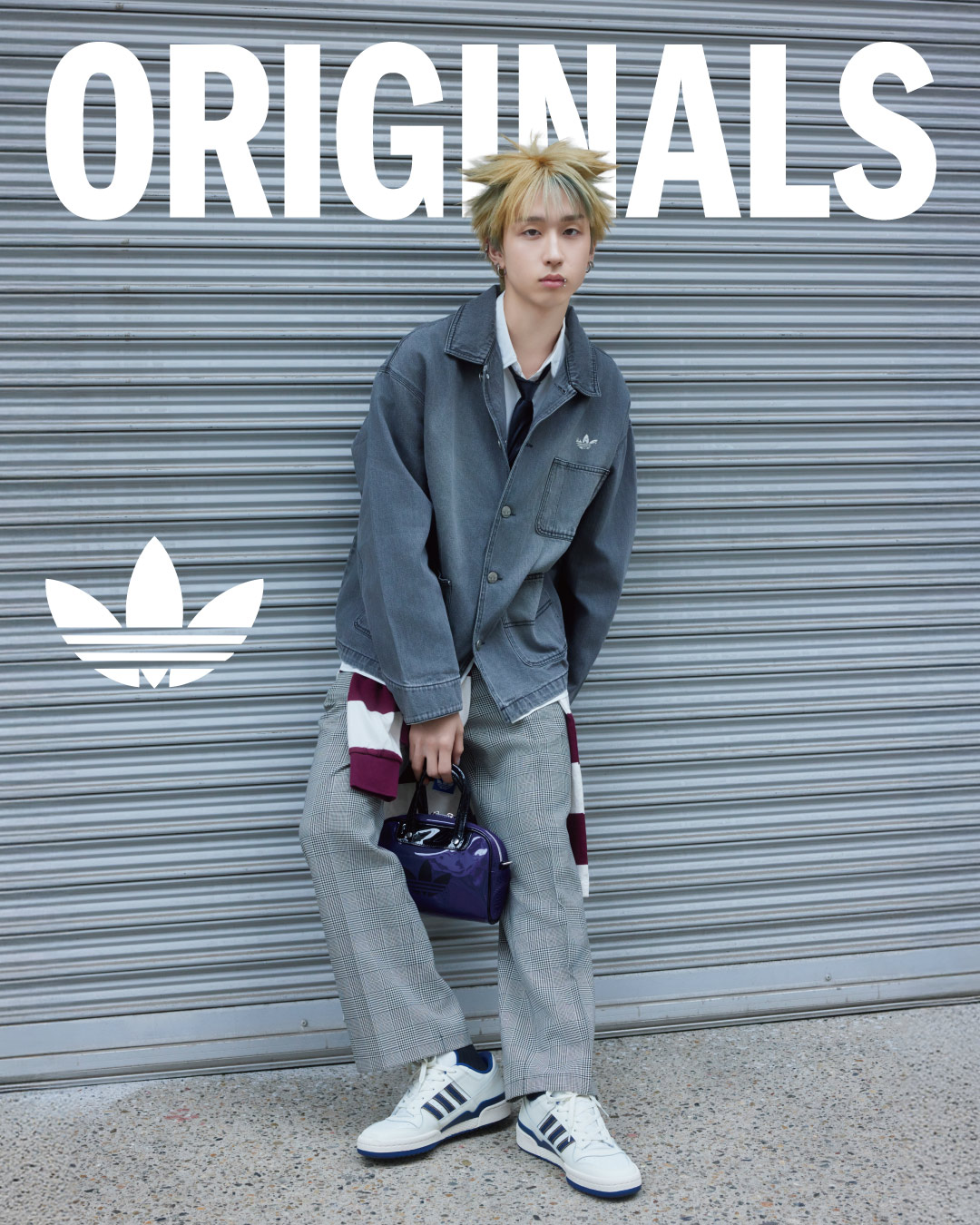 どんなシーンにもマッチするデニムカバーオールと adidas Originalsの