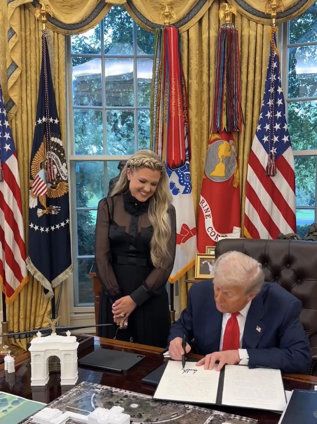 President Trump signs a... - Donald Trump For President | Facebook