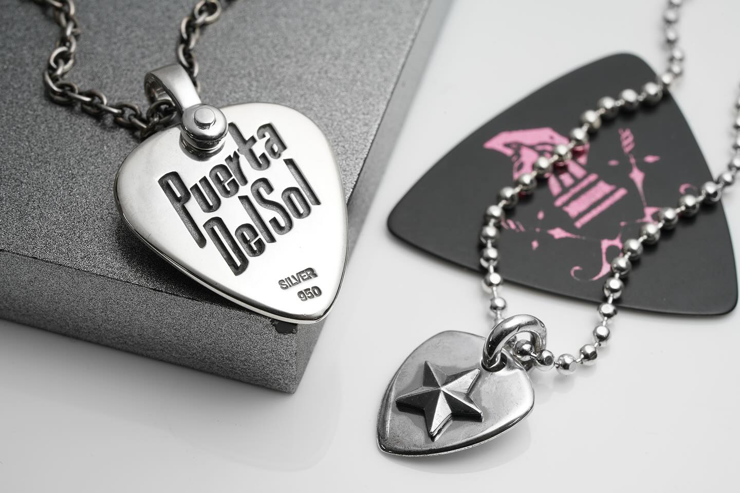 PUERTA DEL SOL　ギターピックモチーフのペンダントトップ PUERTA DEL SOL ギターピックモチーフのペンダントトップ pe614bl_1.jpg