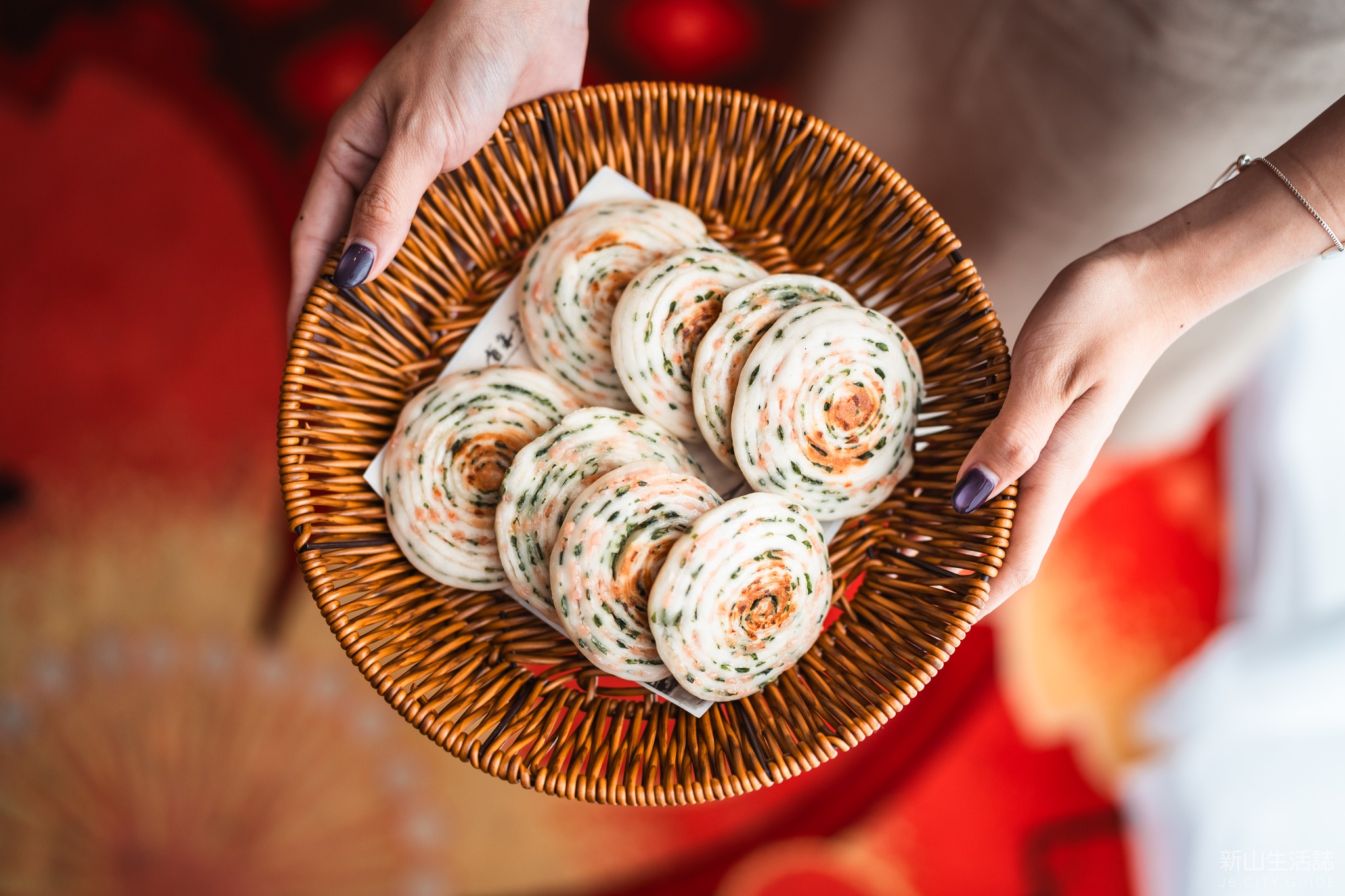 新山生活誌 - 🥞 #香煎手工葱油饼：呈千层效果的手工葱油饼，煎至恰好的饼皮，外皮酥脆却入嘴柔软，为餐前带来温润的口感。 | Facebook